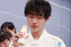 解說(shuō)米勒說(shuō)出(chū)LPL困境，中(zhōng)单选手出(chū)现严重断档，新生代实力都(dōu)很菜