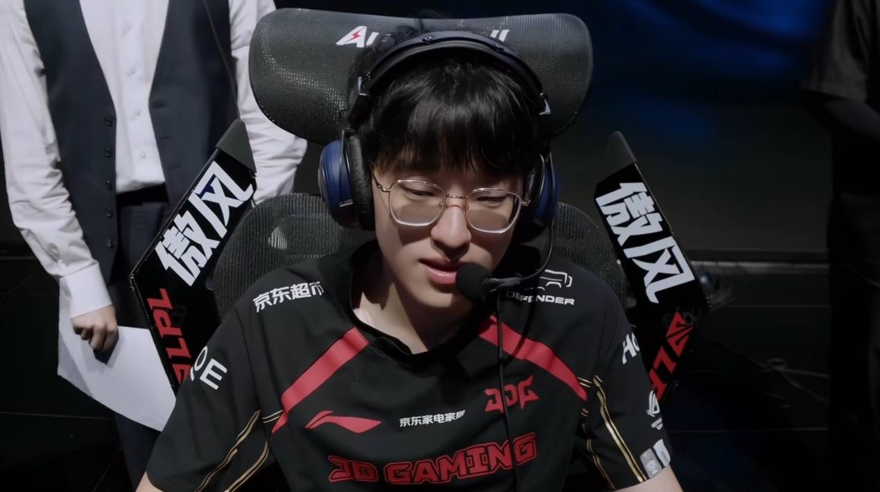 LPL冠军中单惨败，观众大喊假赛！JDG老板沦为小丑，厂长也尽力了