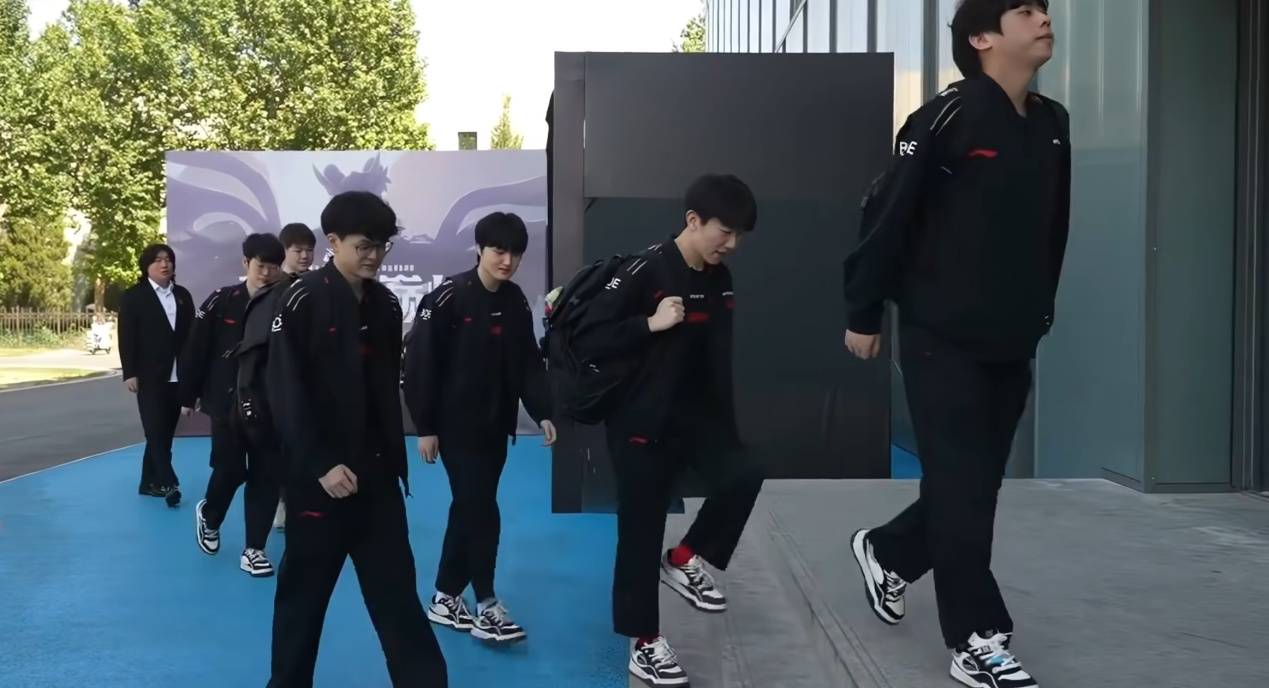 LPL冠军中单惨败，观众大喊假赛！JDG老板沦为小丑，厂长也尽力了